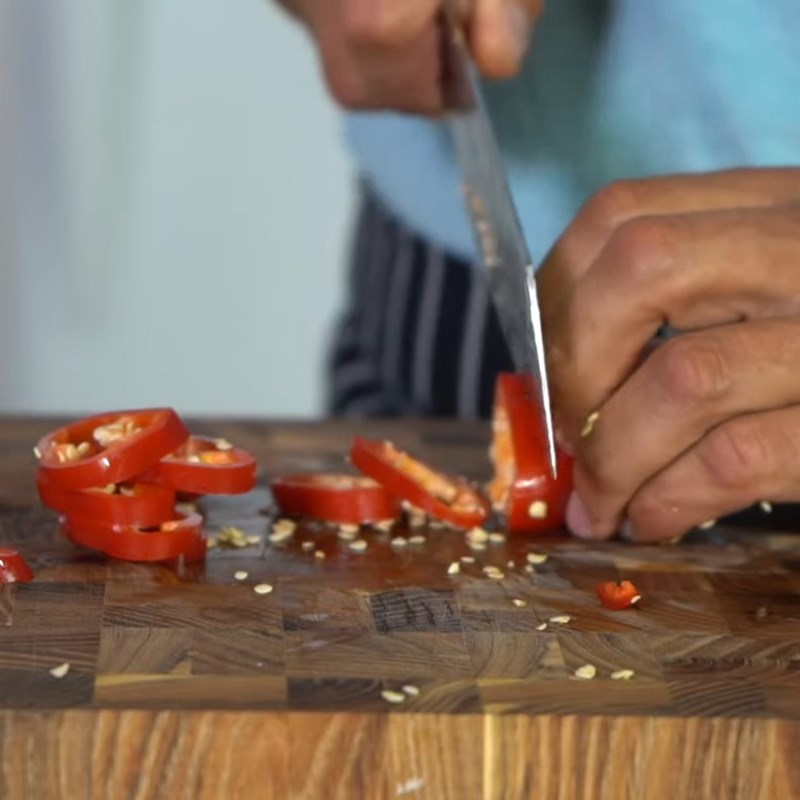 Bước 1 Cắt ớt Salad đào sốt cay