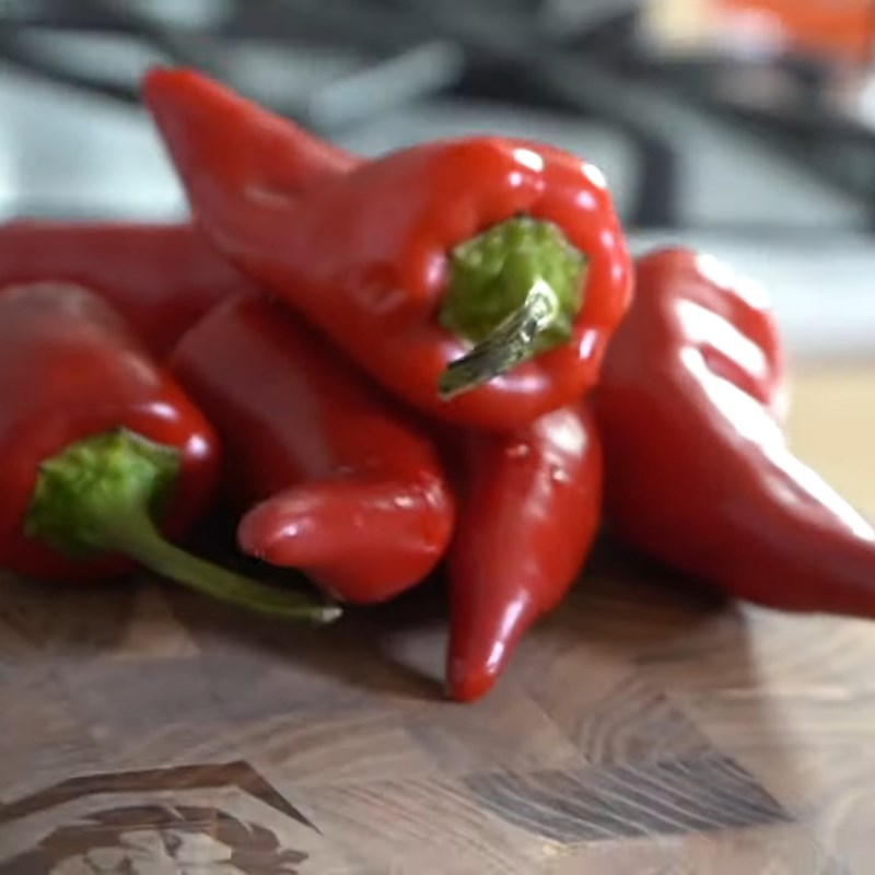 Bước 1 Cắt ớt Salad đào sốt cay