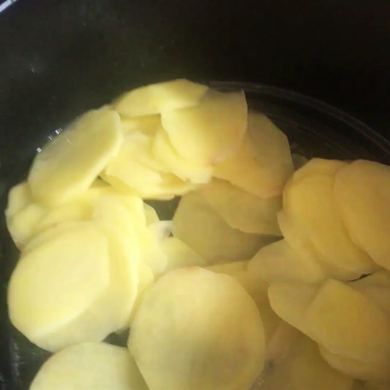 Bước 2 Chiên khoai tây Bim bim khoai tây bằng nồi chiên không dầu
