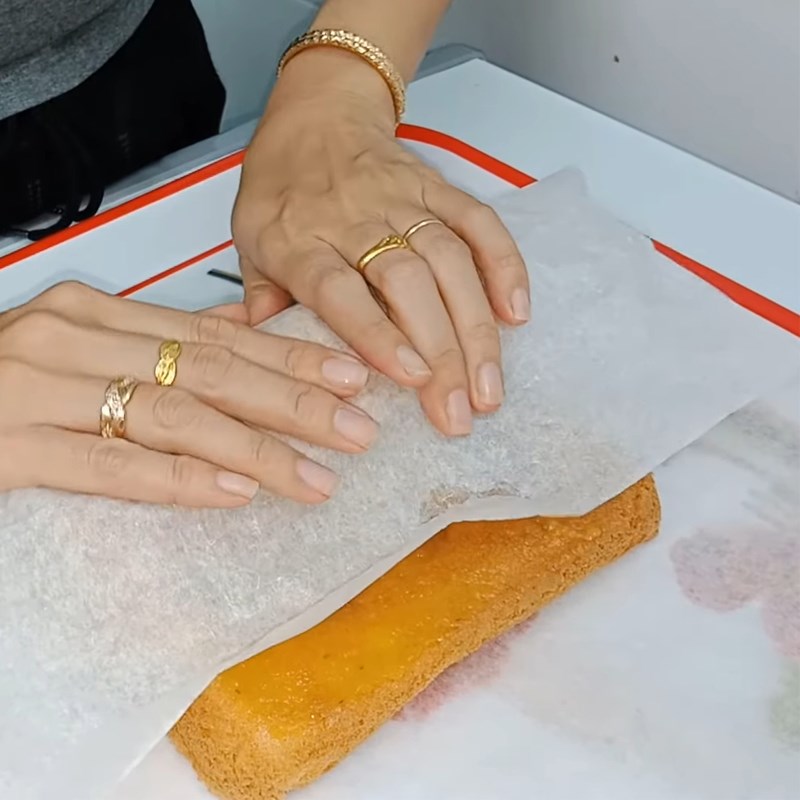 Bước 6 Cuộn bánh Bánh bông lan cuộn nhân khóm không cần lò nướng