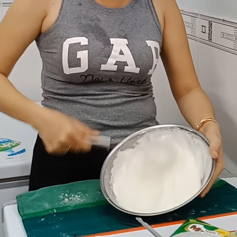 Bước 3 Đánh bông lòng trắng trứng Bánh bông lan cuộn nhân khóm không cần lò nướng