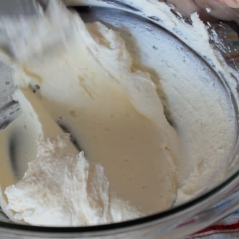 Bước 2 Đánh kem phô mai Cheesecake milo