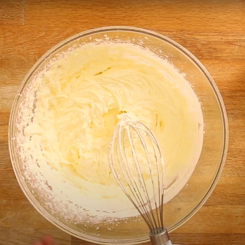 Bước 2 Đánh kem tươi Kem dâu tây sữa béo