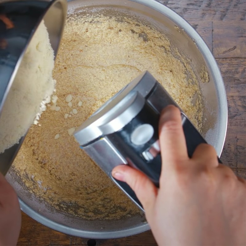 Bước 3 Đánh trộn bột bánh Bánh bông lan hạnh nhân
