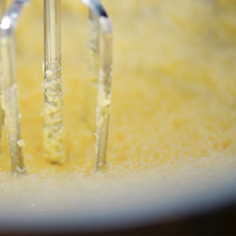 Bước 2 Đánh trộn hỗn hợp bơ trứng Bánh bông lan hạnh nhân