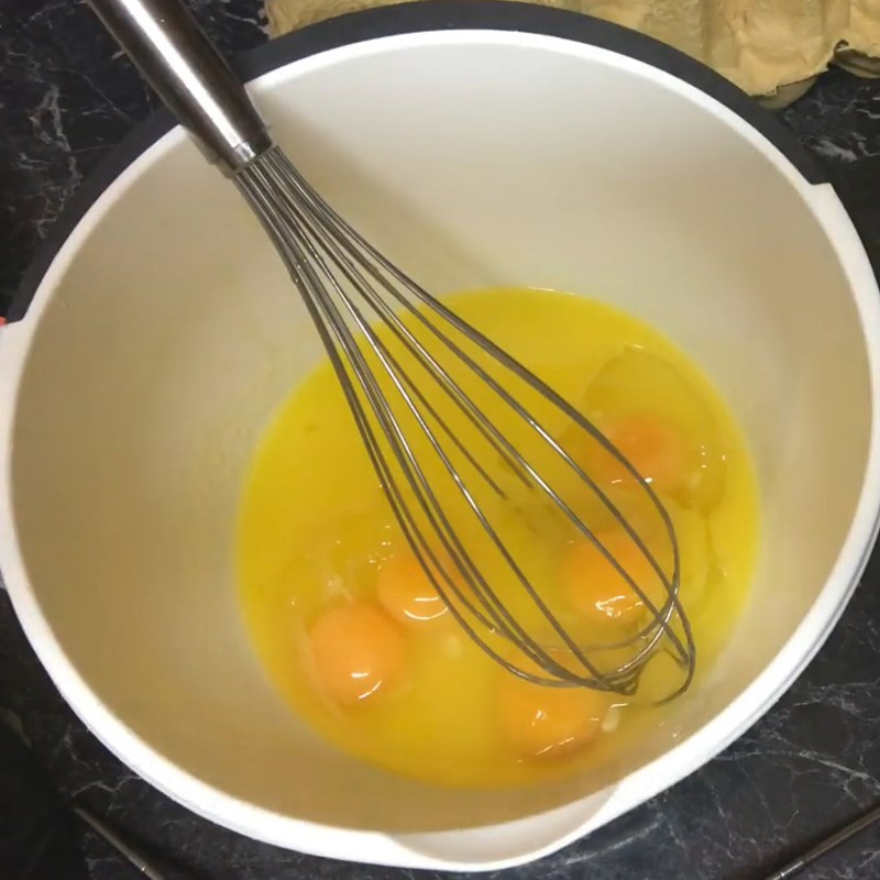 Bước 1 Đánh trộn hỗn hợp bơ trứng Bánh bông lan hạt dẻ