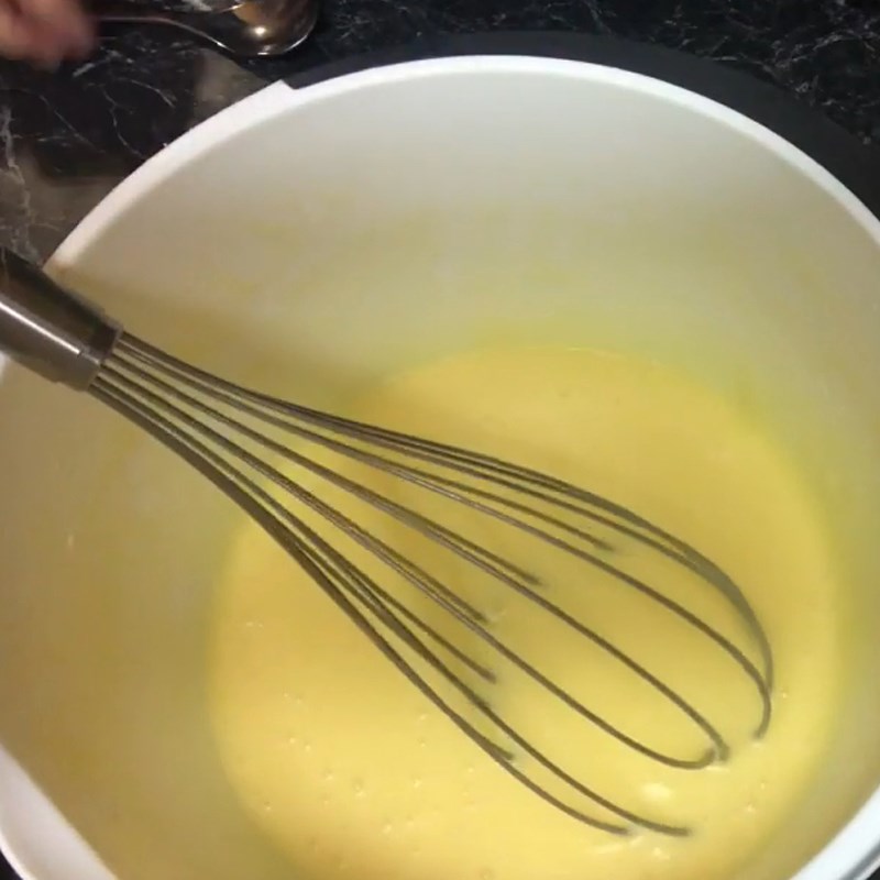 Bước 1 Đánh trộn hỗn hợp bơ trứng Bánh bông lan hạt dẻ