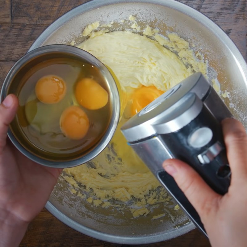 Bước 2 Đánh trộn hỗn hợp bơ trứng Bánh bông lan hạnh nhân