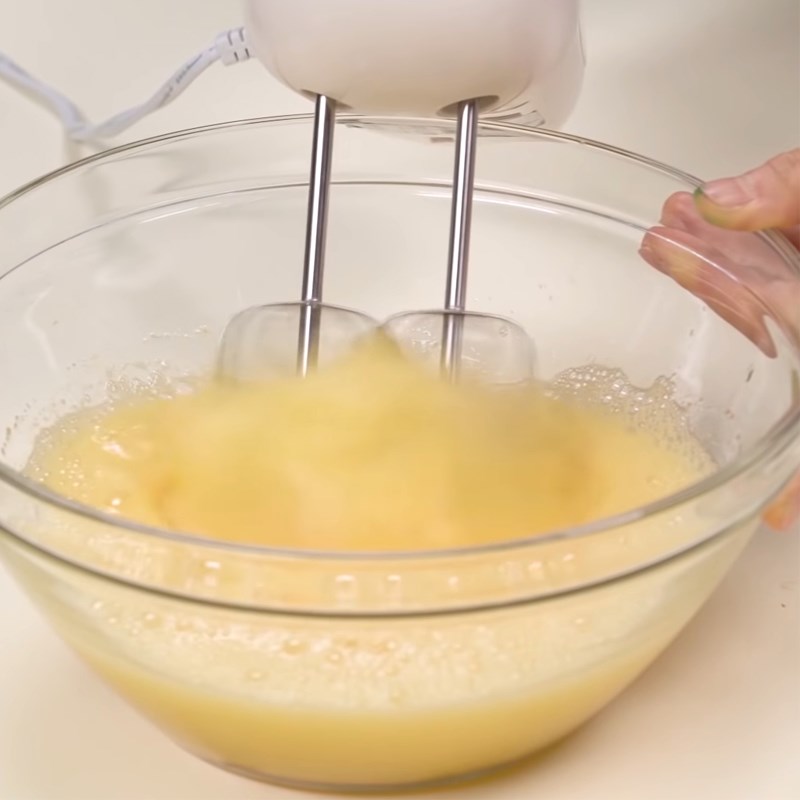 Bước 1 Đánh trứng Bánh mút rửa chén
