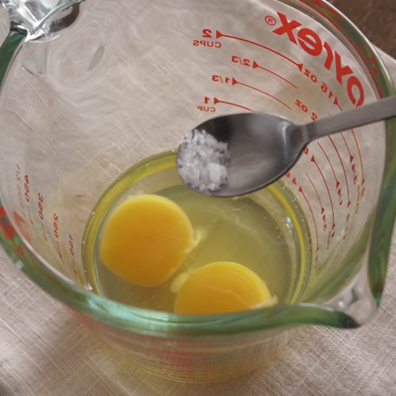 Bước 1 Đánh trứng Trứng cuộn cơm thịt xông khói