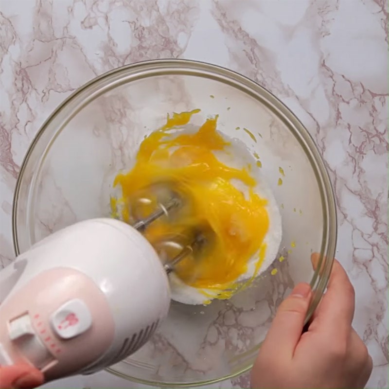 Bước 2 Đánh trứng Bánh mousse việt quất chocolate