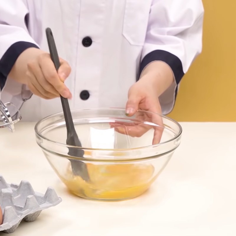 Bước 1 Đánh trứng Bánh mút rửa chén