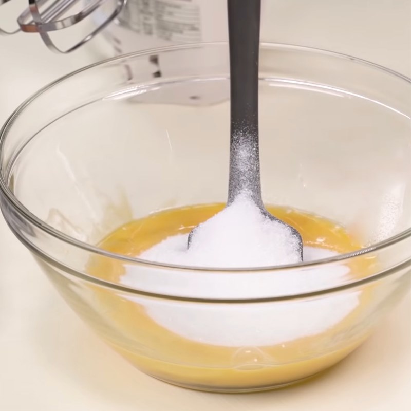 Bước 1 Đánh trứng Bánh mút rửa chén