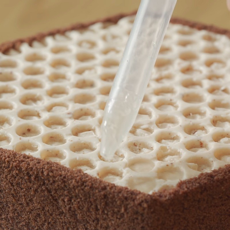 Bước 5 Đổ khuôn và trang trí bánh Bánh cheesecake phô mai mật ong hạt dẻ