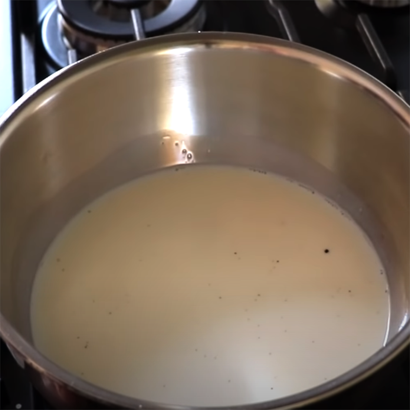 Bước 3 Đun hỗn hợp trứng sữa Bánh bông lan bí đỏ cuộn