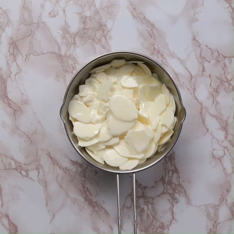Bước 1 Đun chocolate trắng Bánh mousse việt quất chocolate