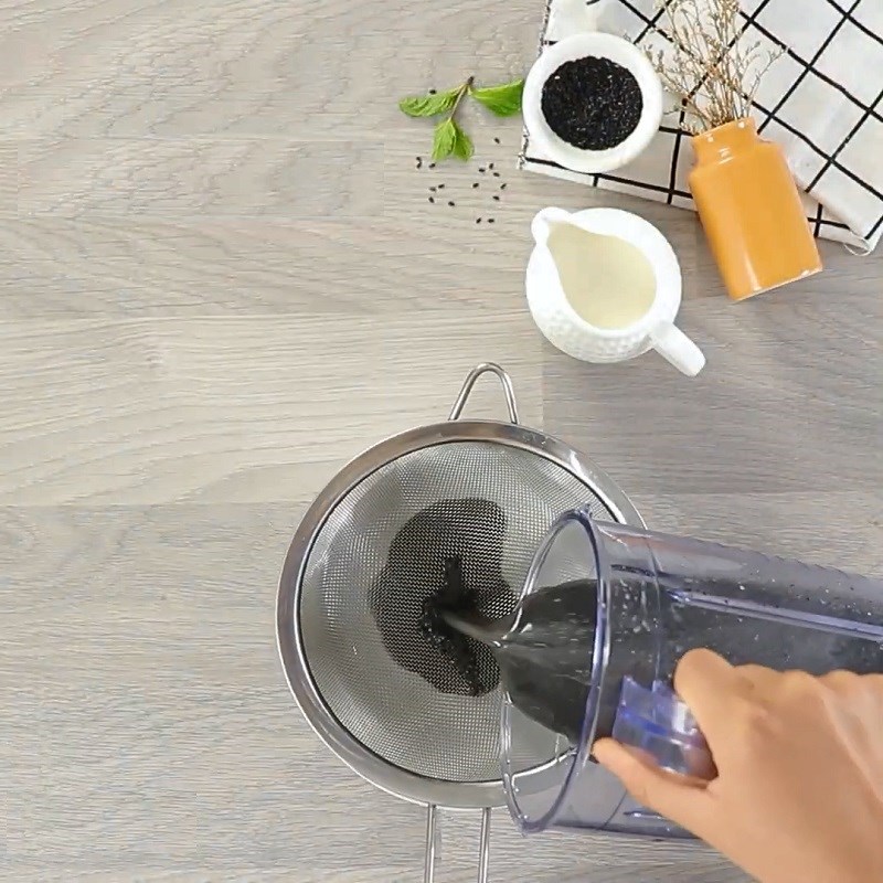 Bước 1 Xay mè đen Flan mè đen