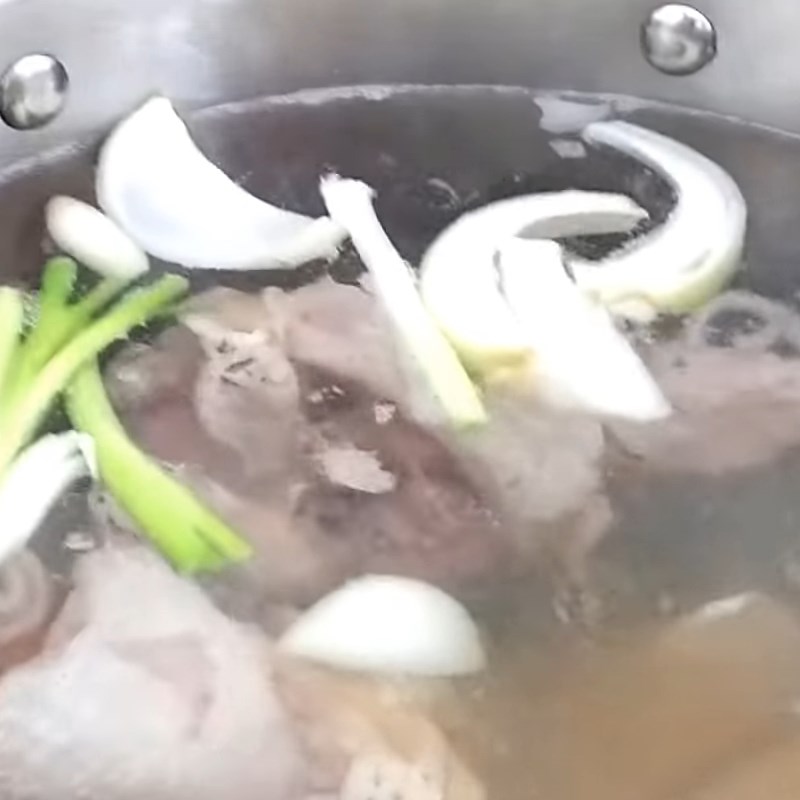 Bước 3 Hầm nước xương Lẩu cá lóc nấu nấm