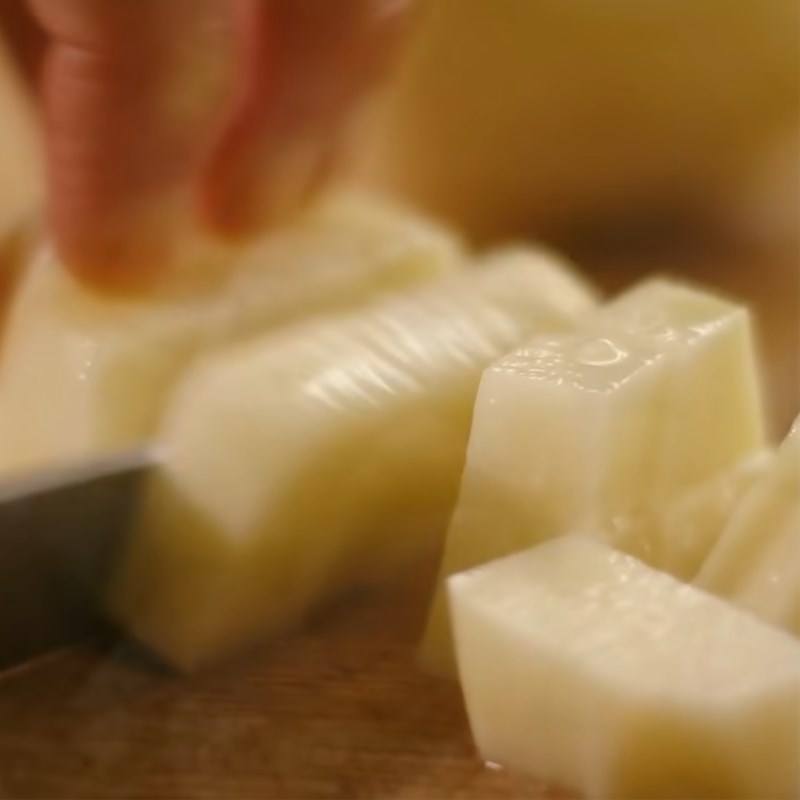 Bước 1 Sơ chế hành tây, tỏi và boa rô Súp tỏi kiểu Ý