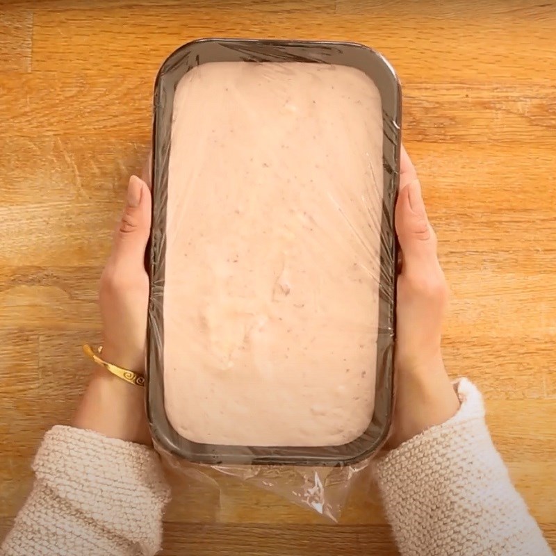 Bước 3 Làm kem Kem dâu tây sữa béo