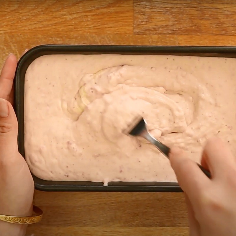 Bước 3 Làm kem Kem dâu tây sữa béo