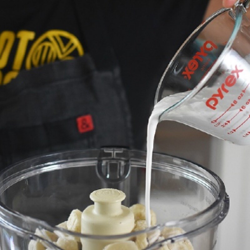 Bước 2 Làm kem Kem dâu tây chuối