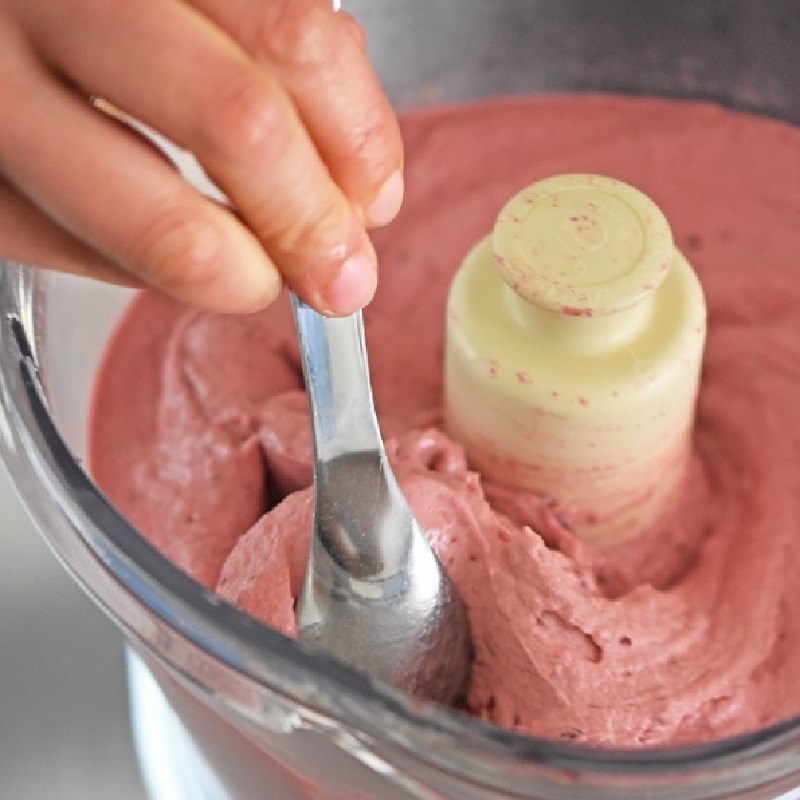 Bước 2 Làm kem Kem dâu tây chuối