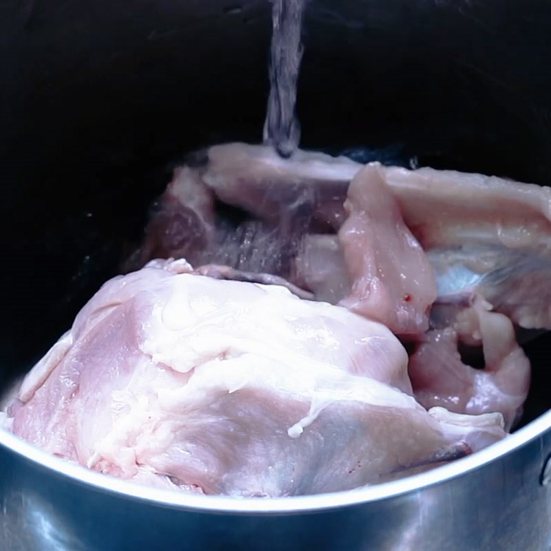 Bước 1 Làm sạch xương gà Nước dùng gà