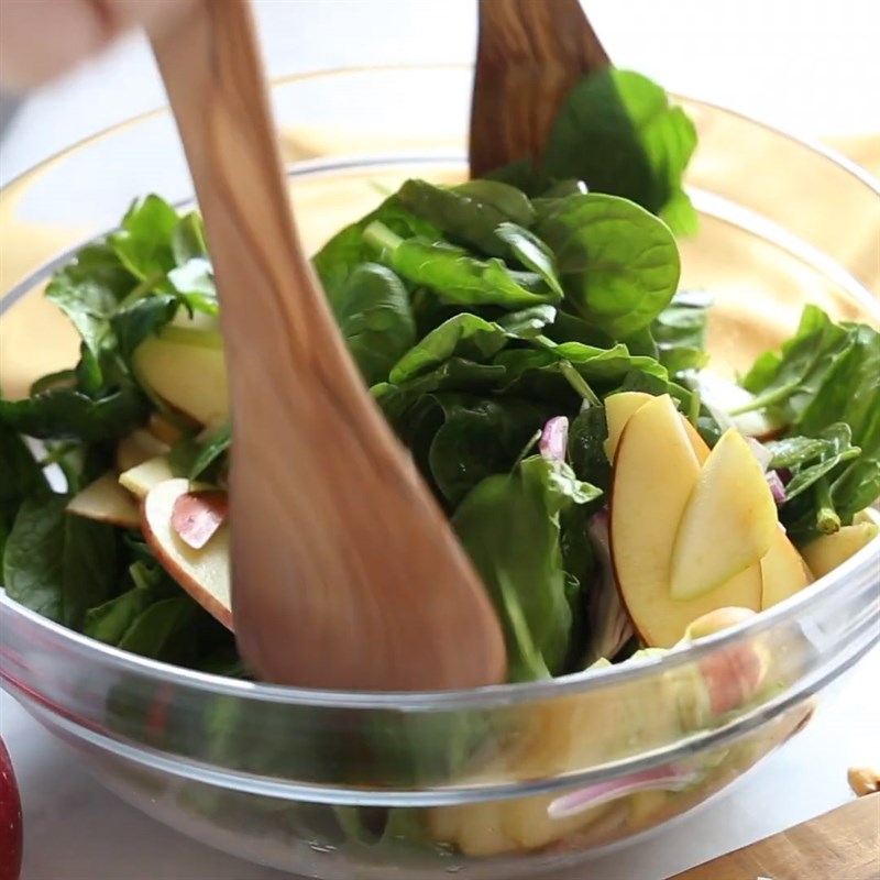 Bước 3 Trộn salad Salad rau bina táo và hạt óc chó