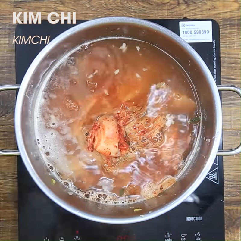 Bước 3 Nấu canh Canh sườn heo kim chi