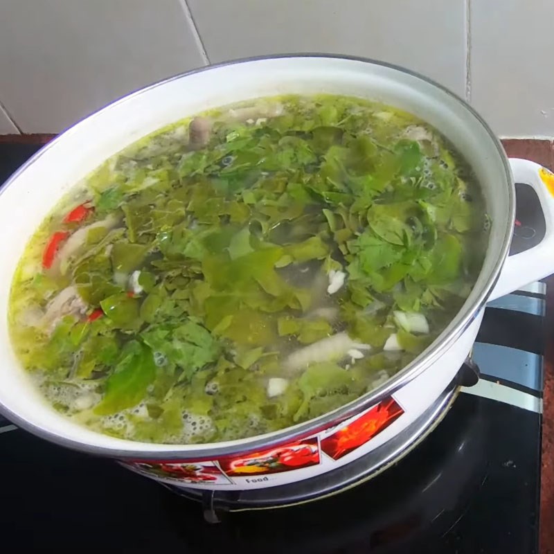 Bước 4 Nấu canh Canh chân nấu gà lá giang