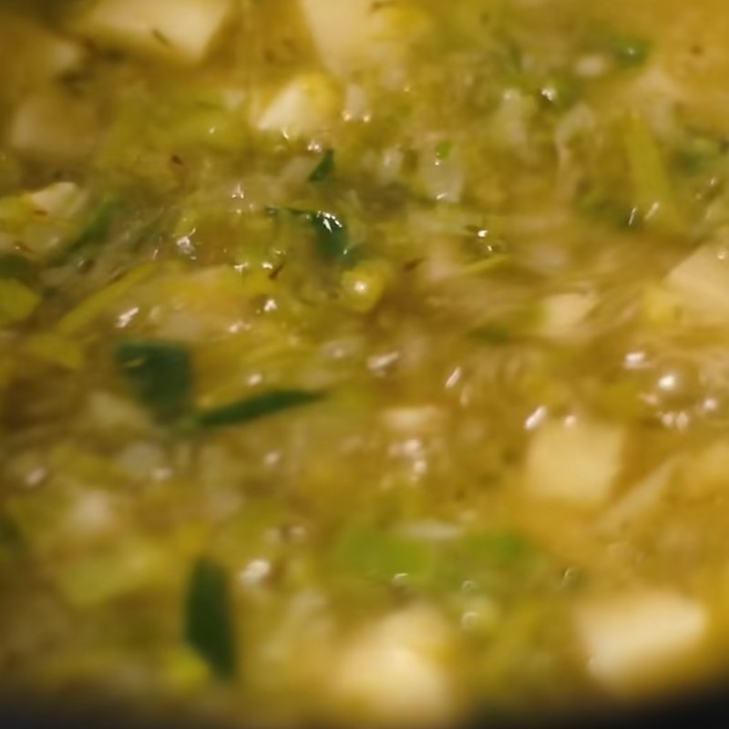 Bước 3 Nấu nước súp kem khoai tây Súp tỏi kiểu Ý