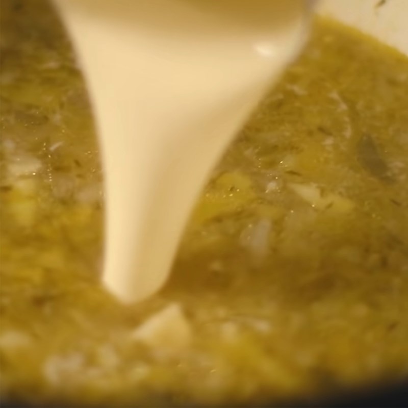 Bước 3 Nấu nước súp kem khoai tây Súp tỏi kiểu Ý