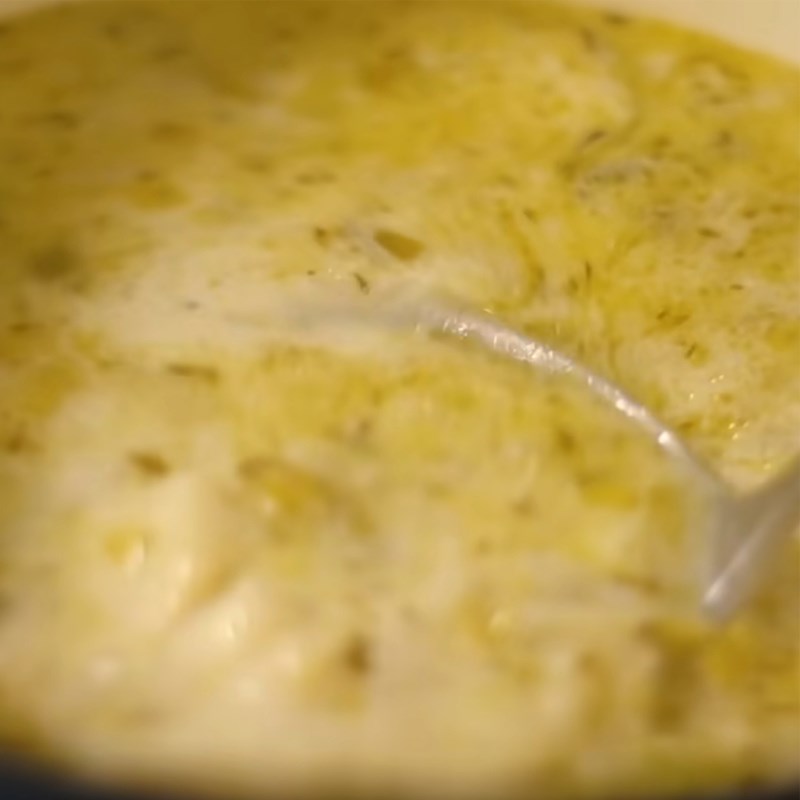 Bước 3 Nấu nước súp kem khoai tây Súp tỏi kiểu Ý