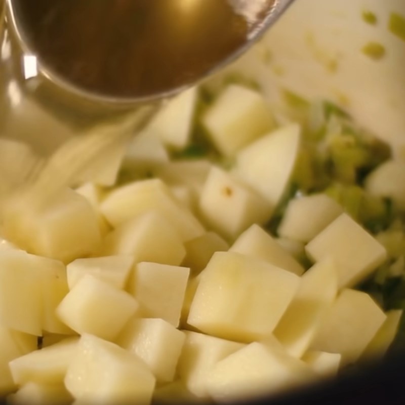 Bước 3 Nấu nước súp kem khoai tây Súp tỏi kiểu Ý