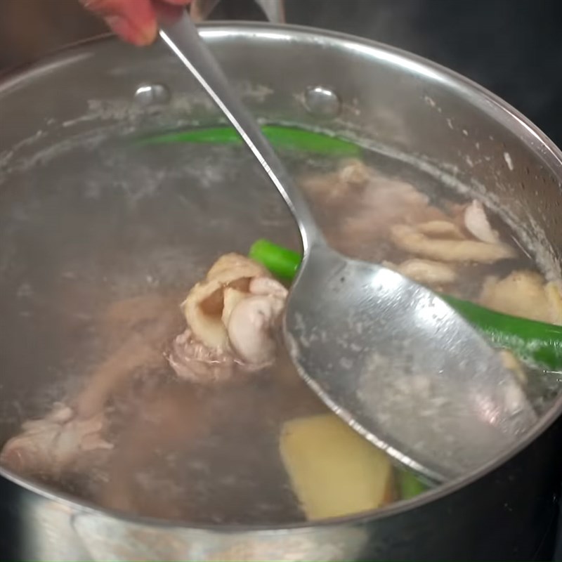 Bước 3 Nấu súp xương gà Mì gà súp miso