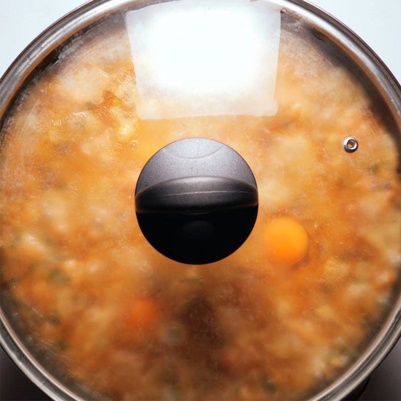 Bước 3 Nấu trứng Súp tỏi kiểu Tây Ban Nha