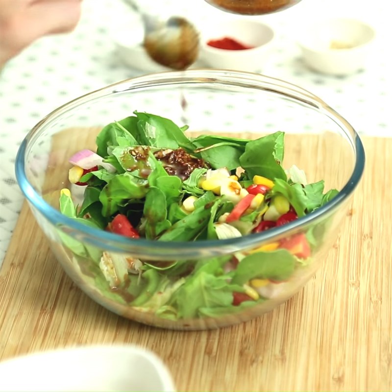 Bước 4 Hoàn thành Salad rau bina bắp