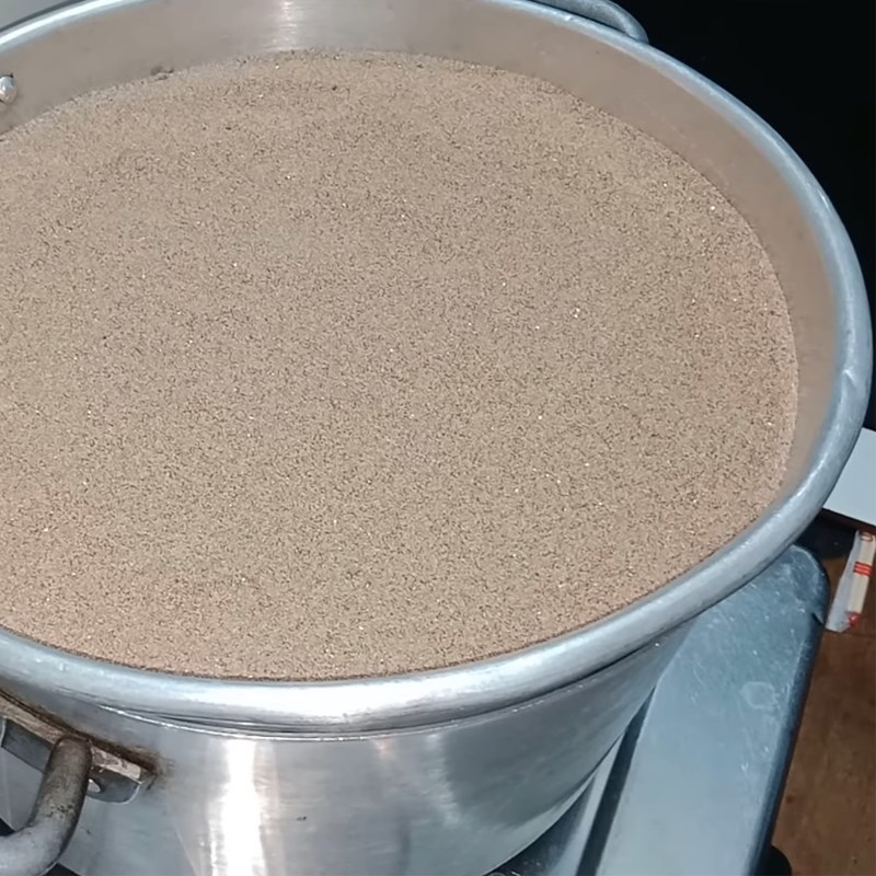 Bước 5 Nướng bánh bằng bếp Bánh bông lan cuộn nhân khóm không cần lò nướng