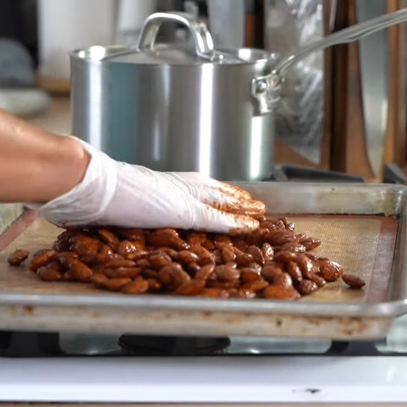 Bước 4 Nướng hạnh nhân Salad đào sốt cay