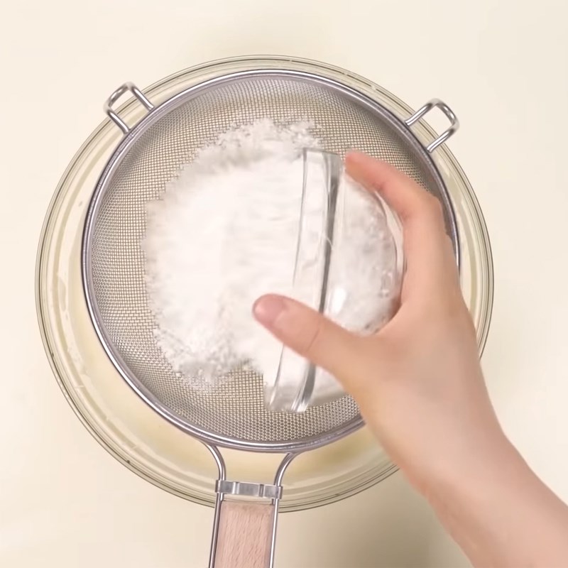 Bước 2 Rây bột Bánh mút rửa chén