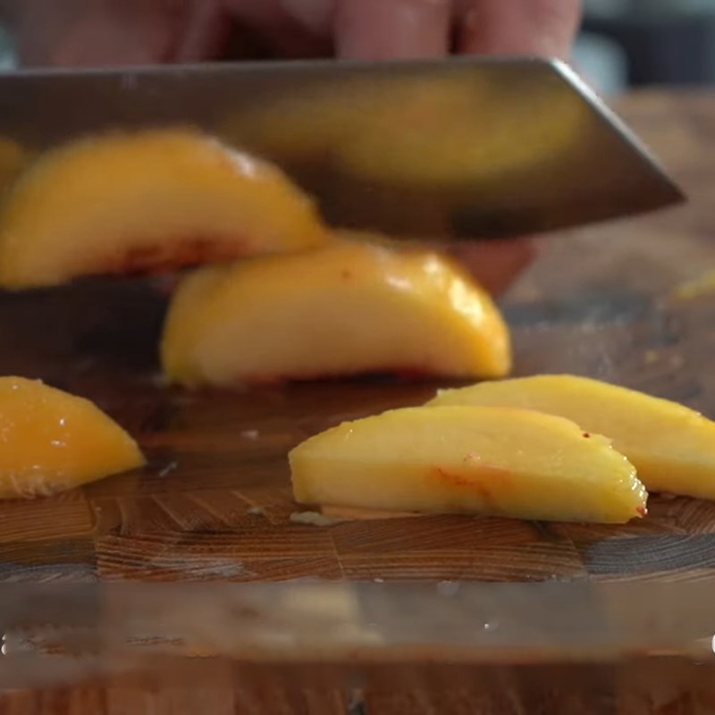 Bước 5 Sơ chế các nguyên liệu Salad đào sốt cay