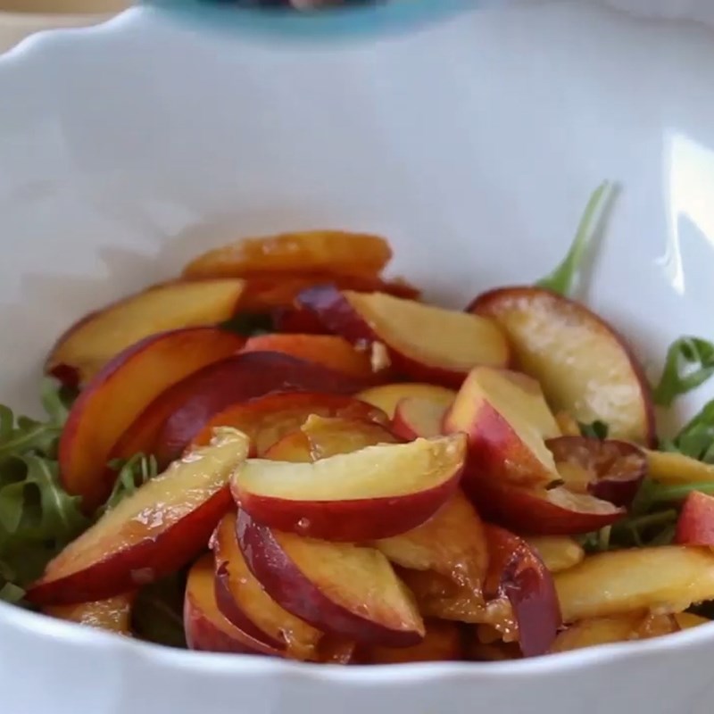 Bước 1 Sơ chế các nguyên liệu Salad đào hạt dẻ cười