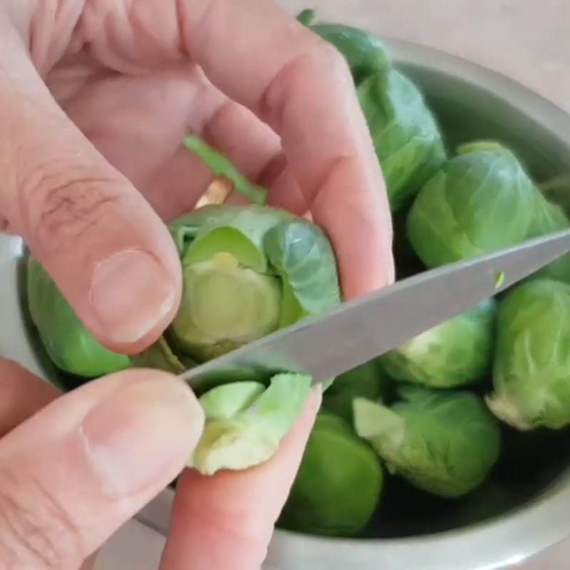 Step 2 Prepare other ingredients for Baby Cabbage Stir-fried with Scallops