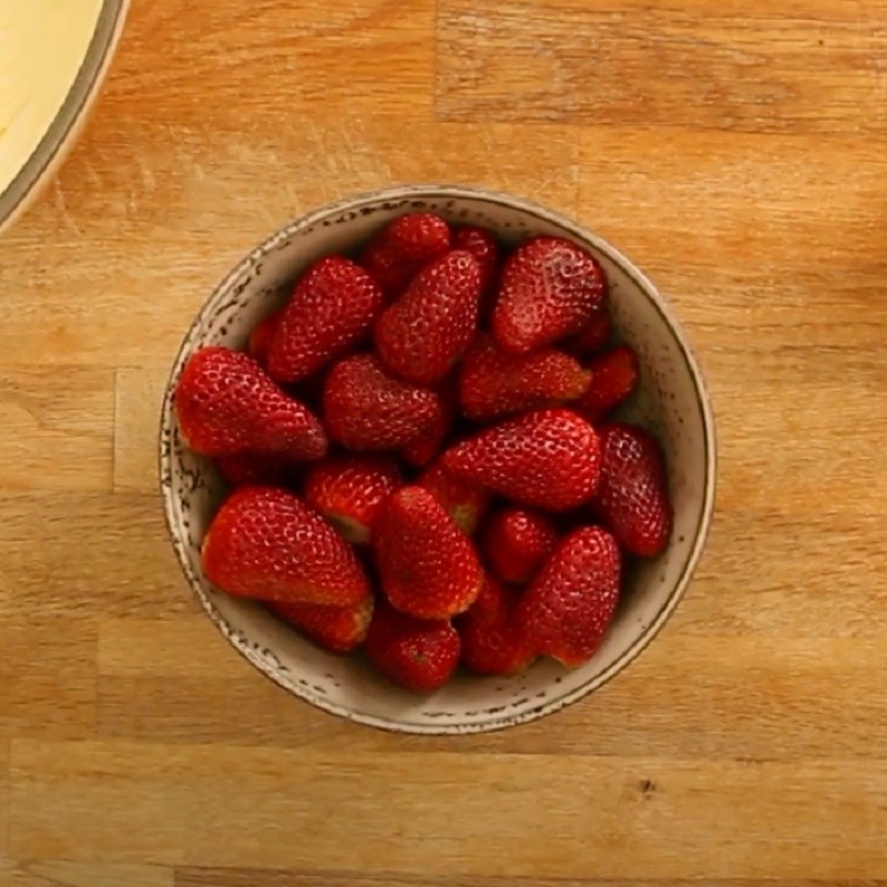 Bước 1 Sơ chế dâu Kem dâu tây sữa béo