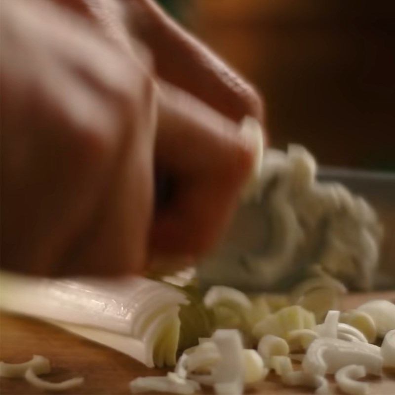 Bước 1 Sơ chế hành tây, tỏi và boa rô Súp tỏi kiểu Ý