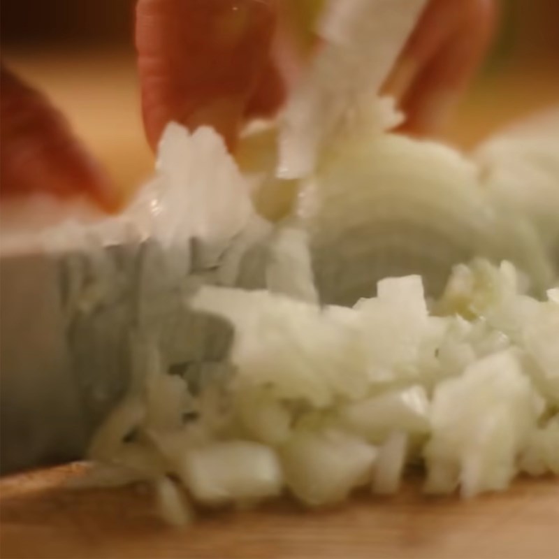 Bước 1 Sơ chế hành tây, tỏi và boa rô Súp tỏi kiểu Ý