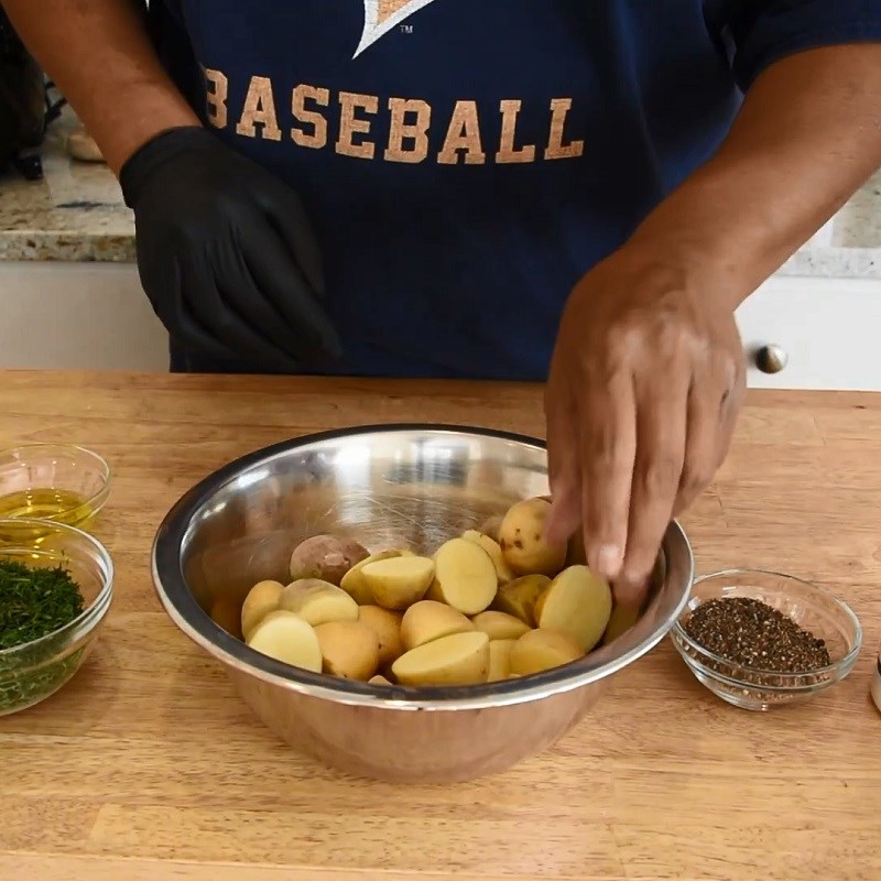 Bước 1 Sơ chế khoai tây Khoai tây nướng muối bằng nồi chiên không dầu