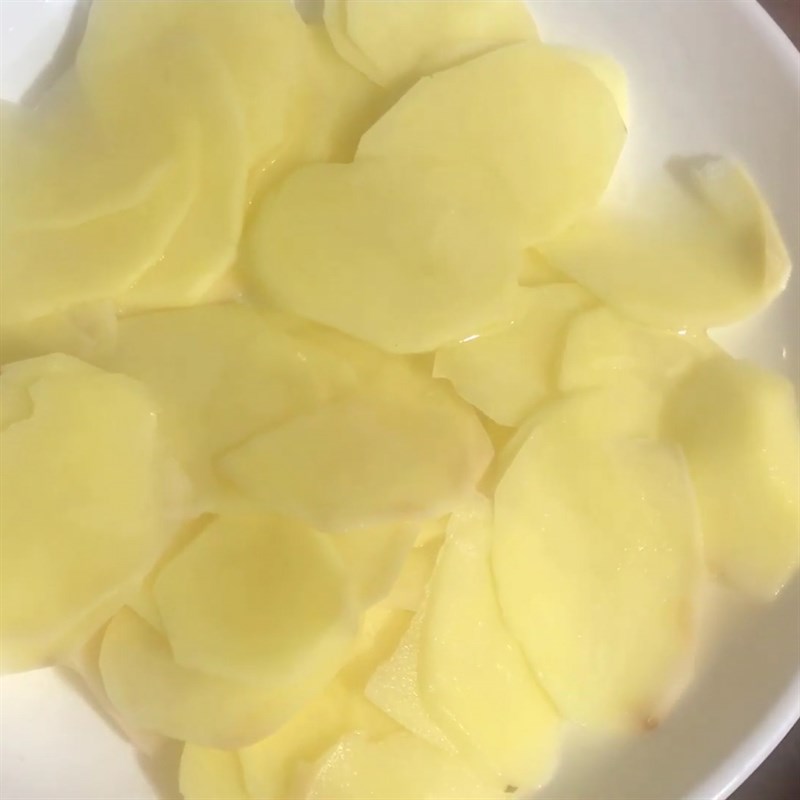 Bước 1 Sơ chế khoai tây Bim bim khoai tây bằng nồi chiên không dầu