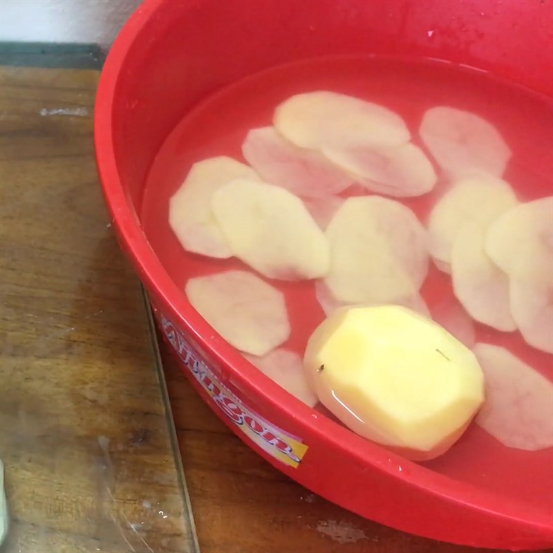 Bước 1 Sơ chế khoai tây Bim bim khoai tây bằng nồi chiên không dầu